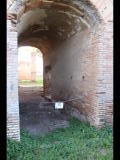 05340 ostia - regio iii - insula x - caseggiato del serapide (iii,x,3) - ostseite - durchgnag zum hof - bli ri wsten - 01-2024.jpg